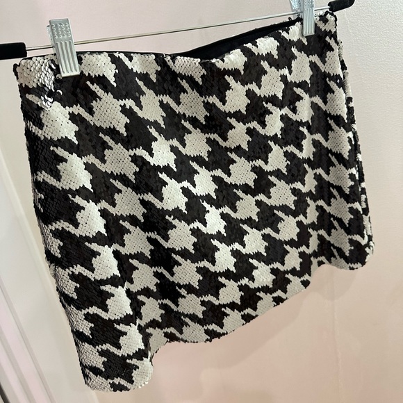 Black and white mini skirt brand new with tags. - Picture 2 of 2